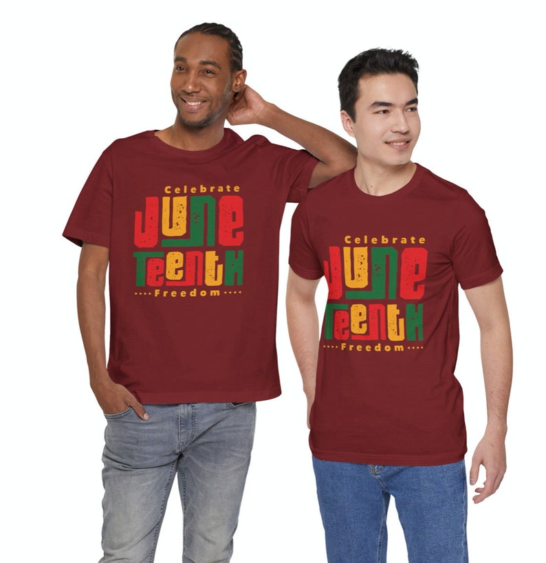 Puede incluir: Dos personas con camisetas marrones con el texto "Celebrate Juneteenth...Freedom..." impreso en rojo, amarillo y verde.