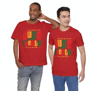 Puede incluir: Dos personas con camisetas rojas con el texto "Celebrate Juneteenth...Freedom..." impreso en verde, amarillo y rojo.