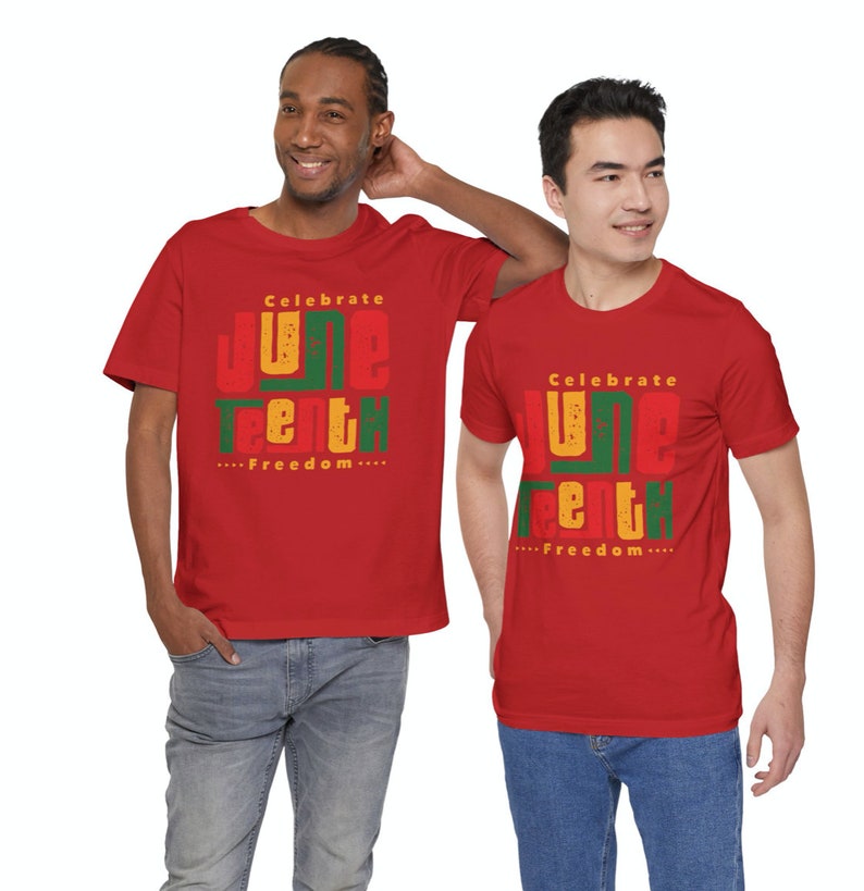 Puede incluir: Dos personas con camisetas rojas con el texto "Celebrate Juneteenth...Freedom..." impreso en verde, amarillo y rojo.