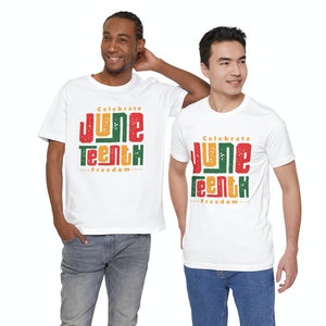 Puede incluir: Dos camisetas blancas con un dise&ntilde;o gr&aacute;fico que dice "Celebrate Juneteenth...Freedom..." en rojo, amarillo y verde. Las camisetas est&aacute;n siendo modeladas por dos personas.