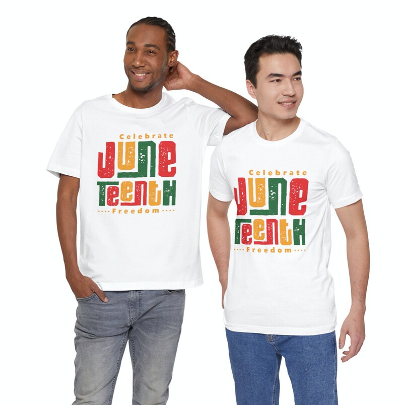 Puede incluir: Dos camisetas blancas con un dise&ntilde;o gr&aacute;fico que dice "Celebrate Juneteenth...Freedom..." en rojo, amarillo y verde. Las camisetas est&aacute;n siendo modeladas por dos personas.