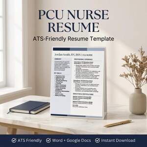 Może przedstawiać: Szablon CV pielęgniarki PCU z tekstem "PCU NURSE RESUME" i "ATS-Friendly Resume Template". CV zawiera sekcje dotyczące podsumowania, kluczowych umiejętności i doświadczenia zawodowego. Widoczny jest również notatnik, długopis i wazon.