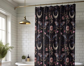 Pode incluir: Um cortina de chuveiro preto com um padrão floral e lunar. O padrão apresenta borboletas, flores e luas crescentes em tons de rosa, roxo e azul.