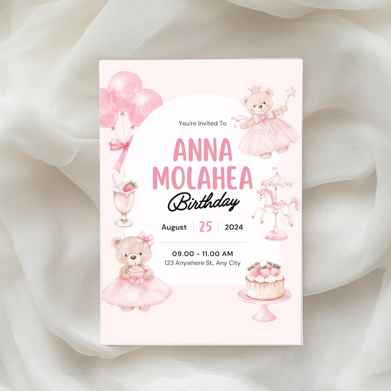 Puede incluir: Una invitaci&oacute;n de cumplea&ntilde;os rosa con ilustraciones de acuarela de osos de peluche, globos, un carrusel y un pastel. La invitaci&oacute;n dice "Anna Molahea Cumplea&ntilde;os" con la fecha 25 de agosto de 2024 y la hora y la direcci&oacute;n.