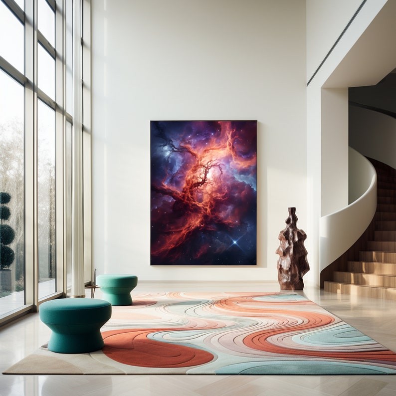 以下が含まれることがあります： 赤、紫、青の色合いの星雲の抽象的な絵画が飾られた、モダンなリビングルームのインテリア。絵画は、ピンク、オレンジ、ブルー、グリーンの色合いの渦巻き模様が施されたカラフルな抽象的な敷物の上に、白い壁にかけられています。敷物の上に、ターコイズブルーのオットマンが2つ置かれています。