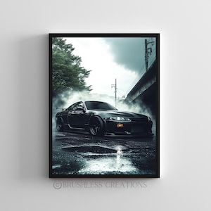 Pode incluir: Um carro desportivo preto com fumo a sair dos pneus, a conduzir numa estrada molhada. O carro está em frente a uma ponte e árvores. O carro tem uma carroçaria preta e rodas pretas.