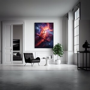 以下が含まれることがあります： 赤い、ピンク、青の色合いの星雲の抽象的な絵画が飾られた部屋に、黒い革張りのアームチェア、白いテーブル、鉢植えの植物が置かれている。