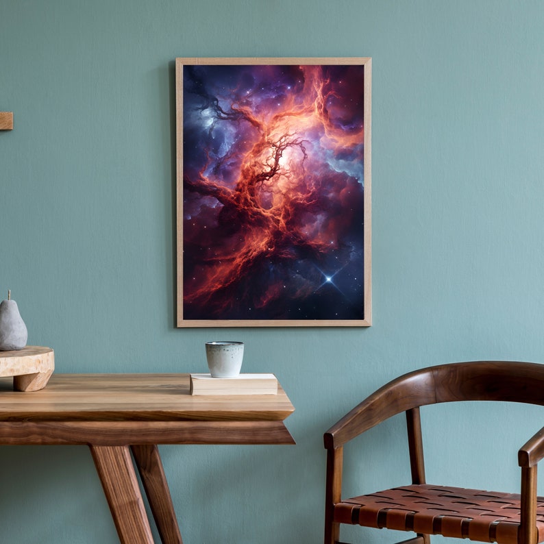 以下が含まれることがあります： 中央に木のような構造を持つカラフルな星雲の額装されたプリント。星雲は赤、オレンジ、紫の色合いで、白く散らばった星がいくつかある。