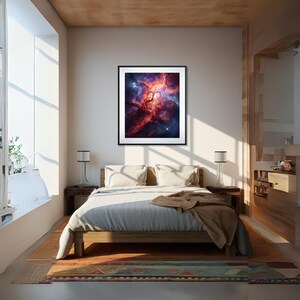 以下が含まれることがあります： 赤、オレンジ、青、紫の色合いのカラフルな星雲の額装されたプリント。星雲は、散らばった星のある暗い背景に囲まれています。