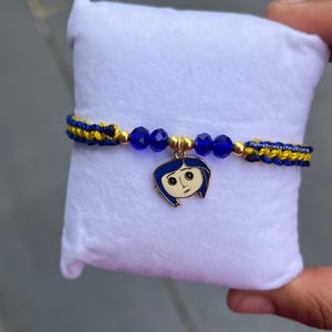 Bracelet à breloques en coraline fait main : bijoux en perles bleues et jaunes image 2