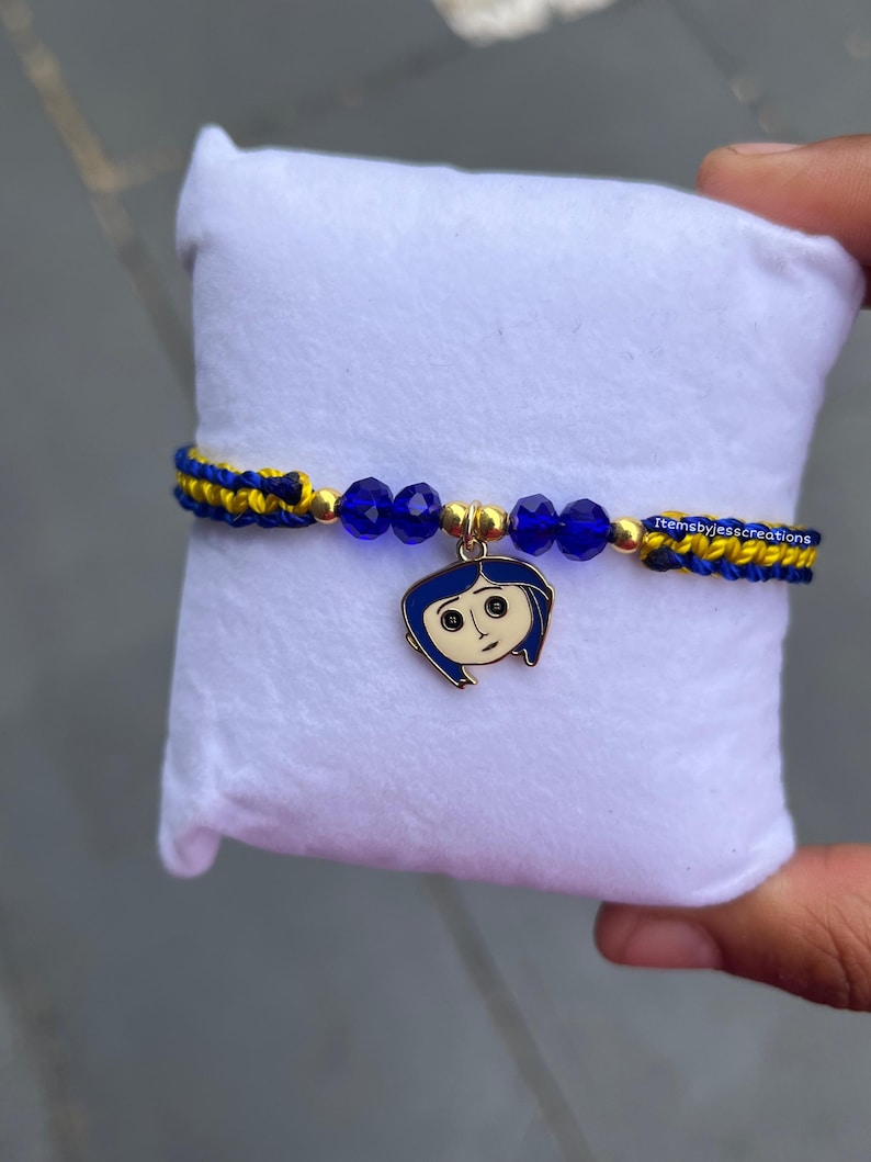 Bracelet à breloques en coraline fait main : bijoux en perles bleues et jaunes image 2