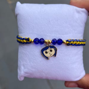 Bracelet à breloques en coraline fait main : bijoux en perles bleues et jaunes image 1