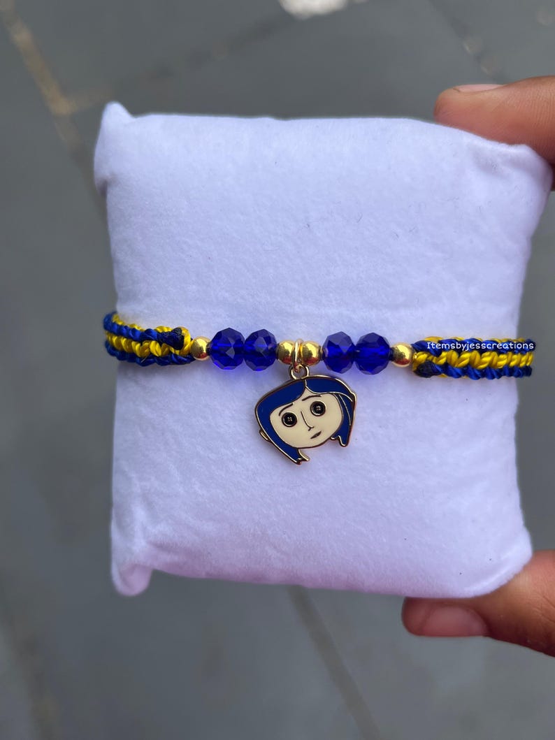 Bracelet à breloques en coraline fait main : bijoux en perles bleues et jaunes image 1