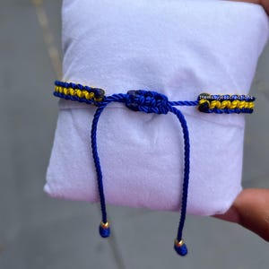 Bracelet à breloques en coraline fait main : bijoux en perles bleues et jaunes image 3