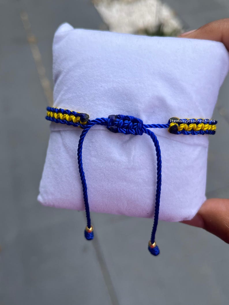 Bracelet à breloques en coraline fait main : bijoux en perles bleues et jaunes image 3