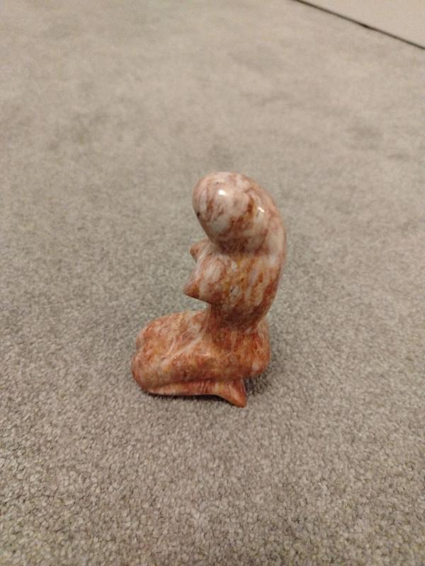 手作りのキシイ ヴィンテージ ソープストーン ひざまずく女性彫刻