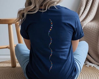 T-shirt con stampa floreale arcobaleno e fiori a spirale sul retro.
