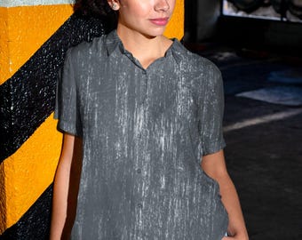 Camisa unisex de manga corta con estampado rayado en blanco y negro.