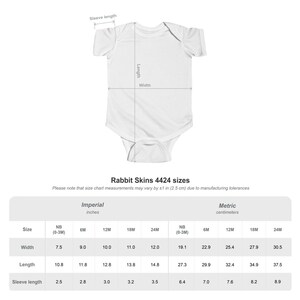 Puede incluir: Body blanco para beb&eacute; con medidas de ancho, largo y largo de manga. La tabla de tallas incluye medidas en cent&iacute;metros para tallas NB (0-3M) a 24M. El body es de Rabbit Skins, estilo 4424.