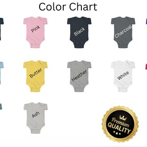 Puede incluir: Tabla de colores con bodies de beb&eacute; en varios tonos: azul marino, rosa, negro, carb&oacute;n, azul real, azul claro, mantequilla, brezo, blanco, rojo, &iacute;ndigo vintage y ceniza. Un sello dorado indica "Calidad Premium."