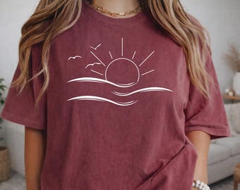 Maglietta Comfort Colors® Sole e Onde, Maglietta con Tramonto e Uccelli in Linea, Grafica Spiaggia Oceano, Maglietta Sole