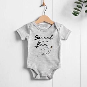 Body para bebé Sweet as can Bee®, body para recién nacido, regalo para baby shower, body personalizado para bebé®. imagen 4