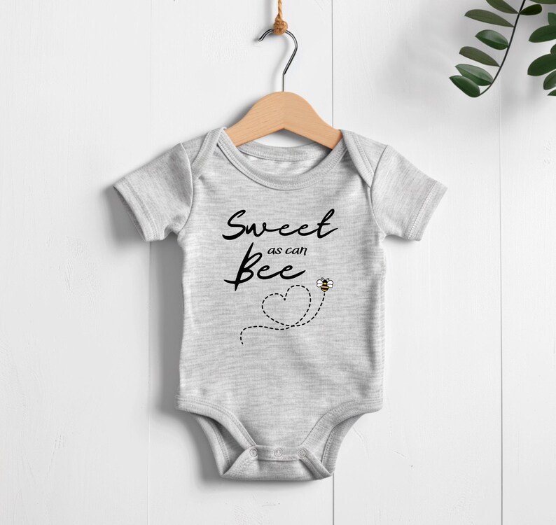 Body para bebé Sweet as can Bee®, body para recién nacido, regalo para baby shower, body personalizado para bebé®. imagen 4