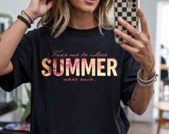 Maglietta Comfort Colors® "Take Me Where Summer Never Ends", maglietta da spiaggia personalizzata, t-shirt estiva con grafica, regalo dallo stile costiero per lei.