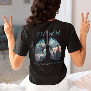 YHWH T-Shirt, Yahweh Jeder Atemzug spricht seinen Namen, kundenspezifisches christliches Hemd, Glaube T-Shirt, religiöses Geschenk, Kirchenkleidung, Berge-T-Stück