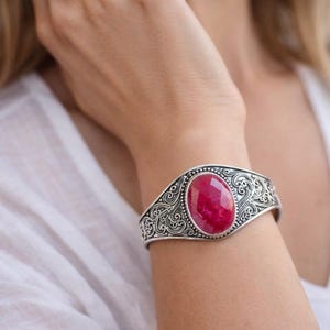 925スターリングシルバー ルビーカフブレスレット | ヴィンテージオーバルジェムストーンバングル、調節可能なステートメントジュエリー