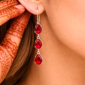 Brincos pendentes em prata de lei com rubi vermelho em formato de gota, joias marcantes para noivas.