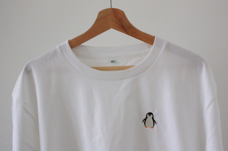 Pinguin T-Shirt Hochwertiges faires besticktes unisex Bio-Baumwoll-Tshirt Bild 1