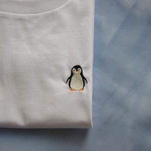 Pinguin T-Shirt Hochwertiges faires besticktes unisex Bio-Baumwoll-Tshirt Bild 2