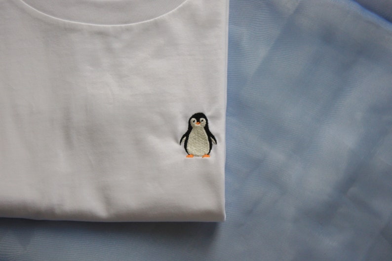 Pinguin T-Shirt Hochwertiges faires besticktes unisex Bio-Baumwoll-Tshirt Bild 2