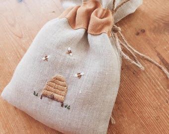 Sachê de linho com lavanda francesa | Abelha bordada à mão | Fragrância para casa no estilo Cottagecore