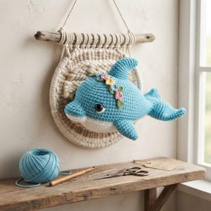 Décoration murale dauphin au crochet fait main, amigurumi floral, art marin pour chambre d'enfant, décoration bohème en peluche