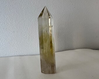 Torre autoportante em citrino e quartzo transparente com fantasmas.