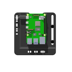 Op de afbeelding: Een groene printplaat met diverse elektronische componenten, gemonteerd in een zwarte, vierkante behuizing. De behuizing heeft montagegaten en sleuven. De printplaat heeft USB-poorten en andere connectoren. Het ontwerp suggereert een kleine computer of elektronisch apparaat.