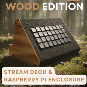 Peut inclure: Un boîtier en bois pour stream deck et Raspberry Pi avec un design incliné, un panneau avant noir texturé et une grille de boutons carrés noirs. Le texte NEW WOOD EDITION et STREAM DECK & RASPBERRY PI ENCLOSURE est présent.