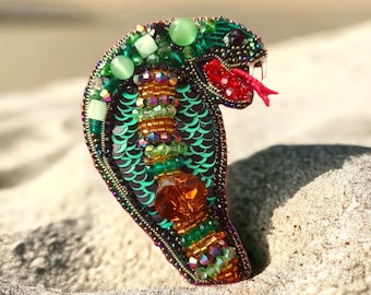 Große Perlen grüne Schlange Brosche Handmade Cobra pin Gestickte Brosche Broschen für Frauen Lettland Geschenke 2025 Tier Festliche Brosche