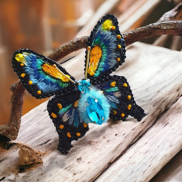 Broche papillon brodée à la main Broche papillon Cadeau pour les amateurs de papillons Art de porter des bijoux