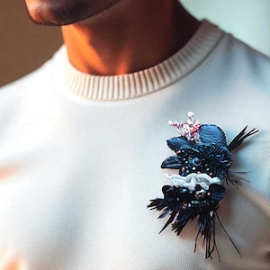 Mystical raven pin brooch Beaded crow jewelry Gothic women or male wearable art Witch blackbird for Dark Academia birthday Bird lover gift