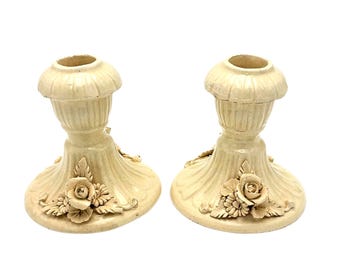 Candelabros italianos vintage (par), portavelas florales color crema, cerámica con rosas aplicadas, decoración romántica estilo casa de campo, hechos en Italia.