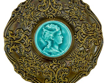 Plato antiguo de mayólica Villeroy & Boch con camafeo, color verde bronce con medallón turquesa, siglo XIX, Schramberg.