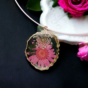 Schmuckanhänger Blüten aus Epoxidharz Blumen Anhänger mit Halsreif Schmuck Unikat Einzelstück #1603117565