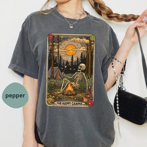 The Happy Camper Tarot Shirt Skelett Boho Lustige Camping Liebhaber T-Shirt Komfort Farben Tarot Karte T-Shirt Hippie Goblincore Glasbecher Geschenk