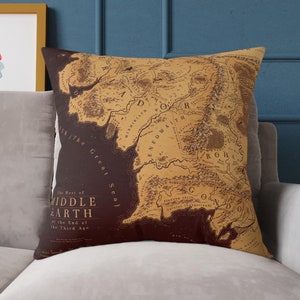 Funda de almohada inspirada en Tolkien con mapa de la Tierra Media para exteriores, funda de almohada con mapa marrón de la Comunidad Hobbitcore, decoración de dormitorio, regalo para amigos de El Señor de los Anillos