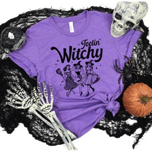 Feeling Witchy T-shirt retro Halloween-shirt aangepaste kleur jaren 1950 Salem huisvrouw cadeau Humor Vibes Spooky seizoen feest herfst heks kleding