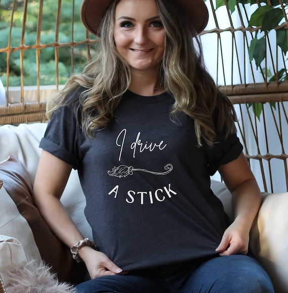 T-shirt I Drive a Stick, maglietta con motto della strega