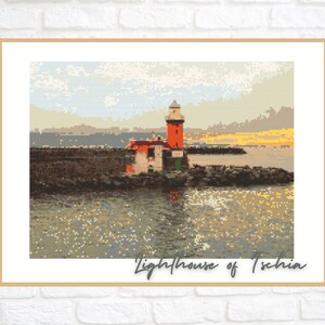 Op de afbeelding: Een rood-witte vuurtoren staat op een rotsachtige uitstulping, met een kalm wateroppervlak op de voorgrond. De lucht is zachtblauw met wat wolken. De tekst "Lighthouse of Tschin" staat onderaan de afbeelding.